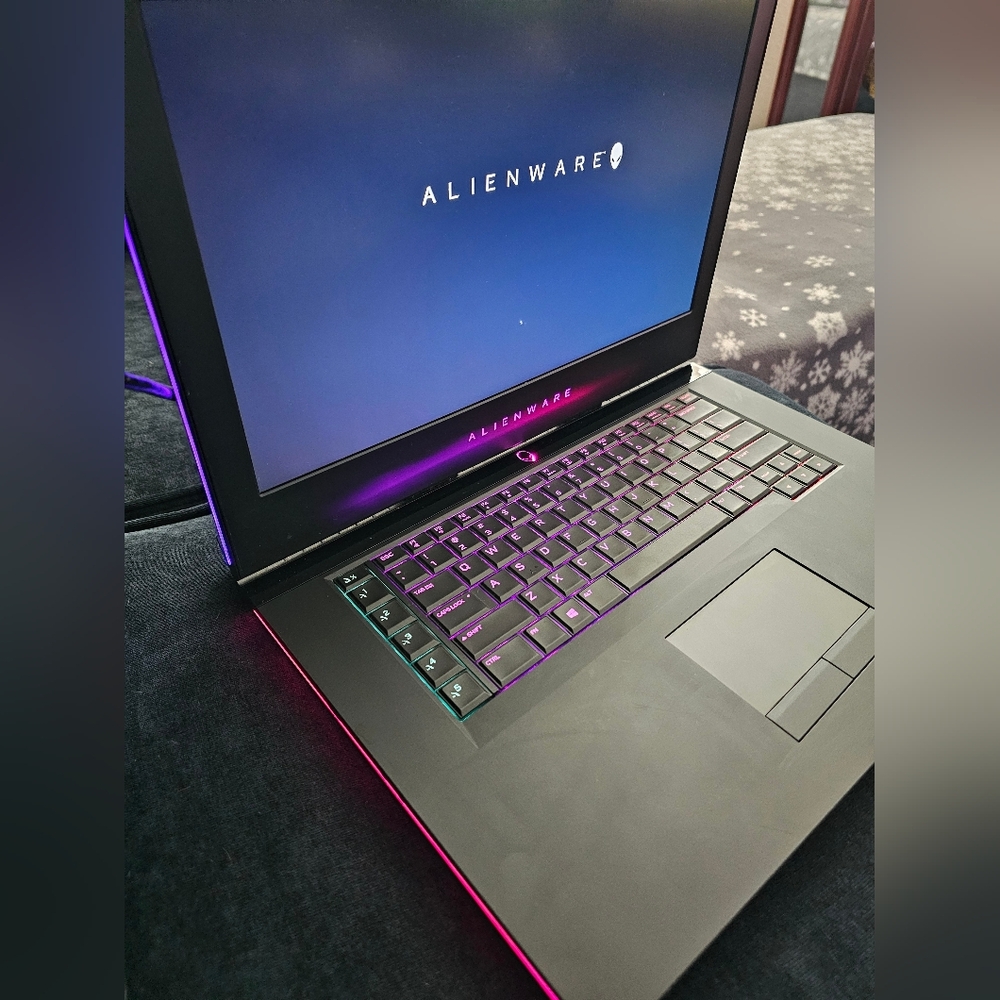 Alienware 15 R3 Gaming Laptop - Picture 2 of 5